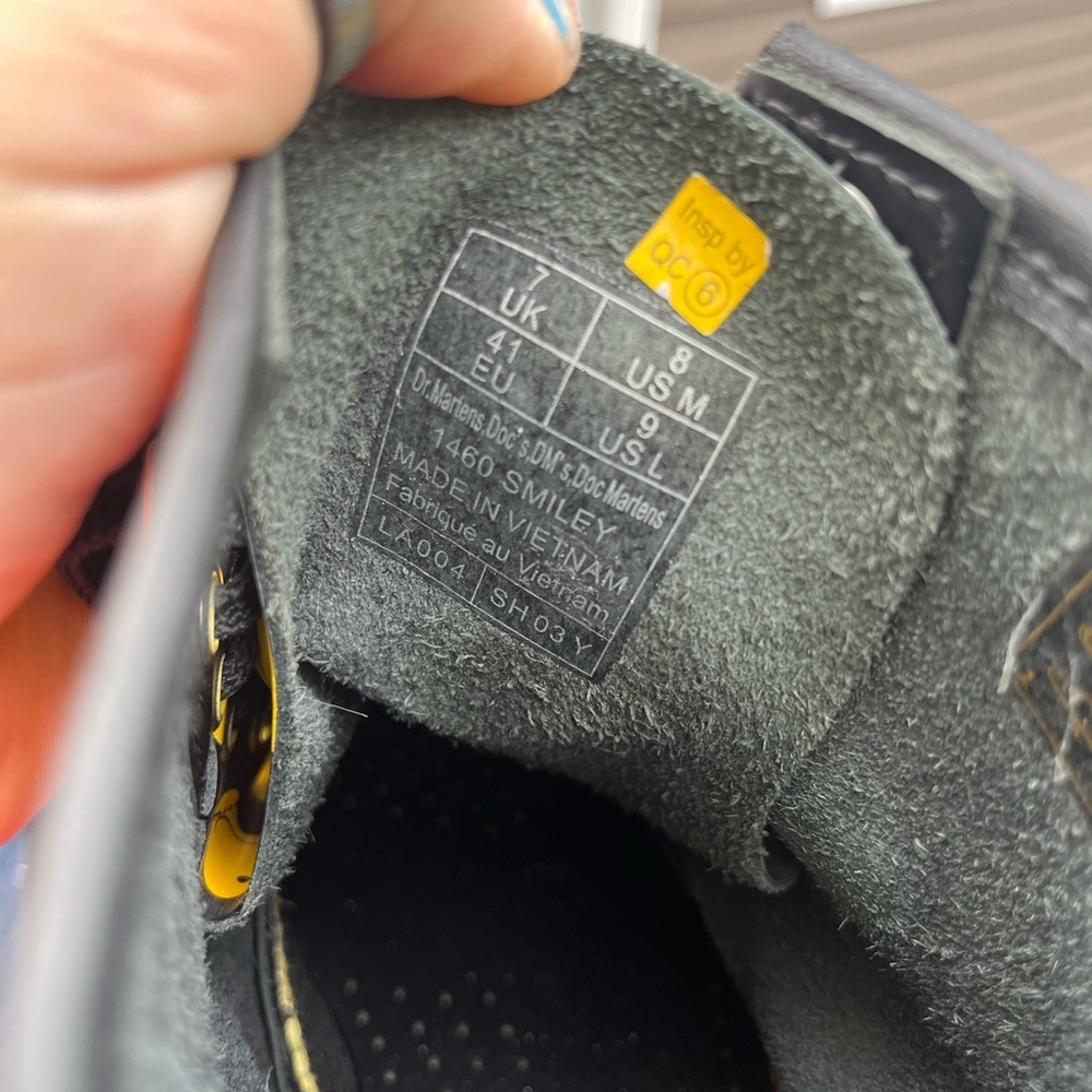 Smiley Dr Marten Limited Edition - Picture 12 of 15